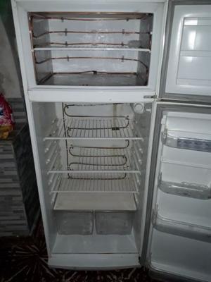 HELADERA CON FREEZER