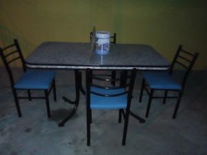Mesa y 4 sillas (usadas) $