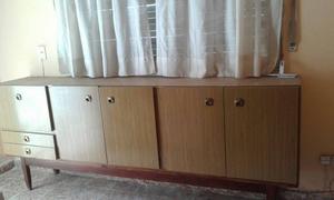 Mueble de comedor de madera enchapado