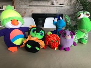 Peluches de animales y dinosaurios