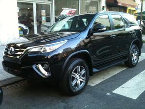 TOYOTA SW4 SR 4x4 2 FILAS TELA M/T 6 VELOCIDADES 2.8TGV 0KM