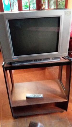 Televisor Hitachi pantalla plana y mesa con rueditas