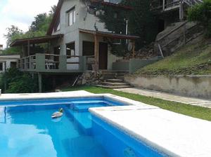 ALQUILER DE CASA NUEVA, CON PILETA, a 6 cuadras del centro y
