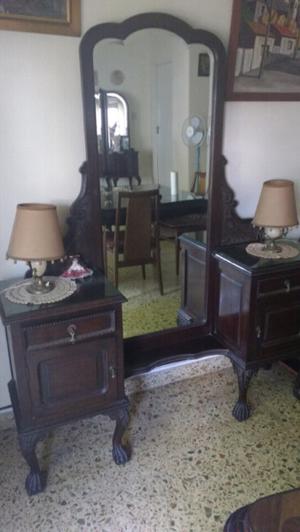 Antiguo mueble de roble con espejo biselado