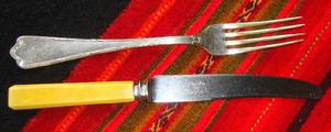 Cuchillo y tenedor. Antiguos, finos y elegantes. (Precio $