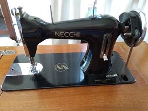 Maquina de coser marca NECCHI completa