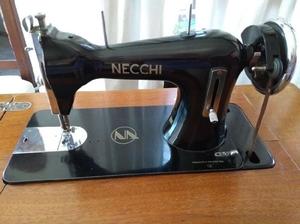 Maquina de coser marca NECCHI completa