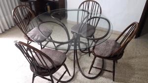 Mesa redonda de vidrio y 4 sillas windsor