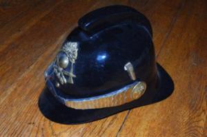 Antiguo casco de bombero para coleccionistas