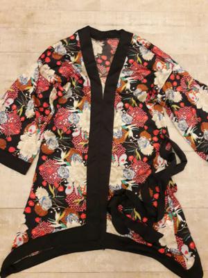 Kimono floreado de raso
