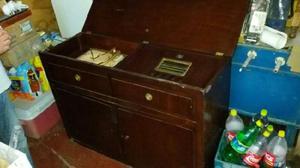 VENDO MUEBLE ANTIGUO CON RADIO Y TOCADISCO