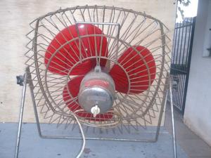 Ventilador de mesa marca Nelson de tres velocidades.