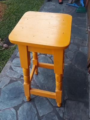 Banqueta de madera color mostaza