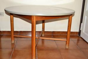 Mesa de madera para niños revestida en fórmica