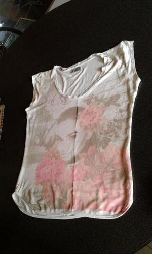 VENDO REMERA CON ESTAMPA DELANTE Y DETRÁS, TALLE M.