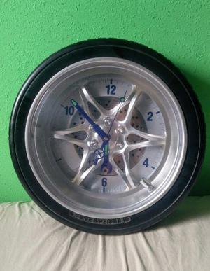 Vendo reloj en forma de rueda de moto!