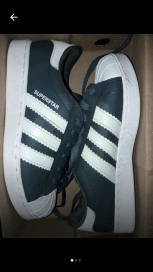 Zapatillas adidas grises.