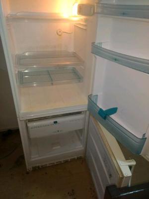 Lavadora y heladera con freezer