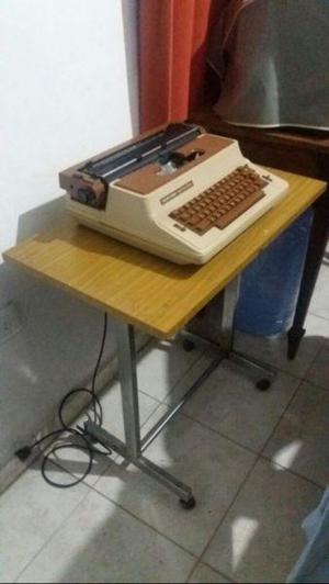 Máquina de escribir eléctrica Silver Reed y mesa con