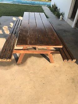 vendo mesa de madera con bancos liquido urgente !!!