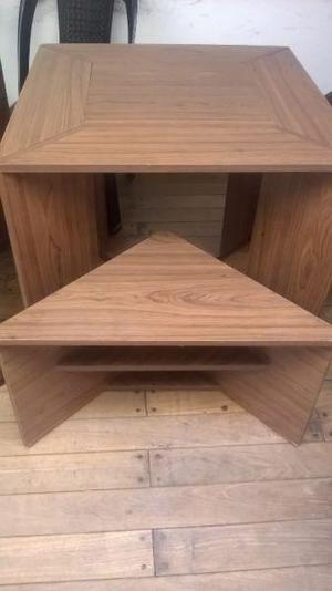 mesas de madera tipo escritorio con bancos en juego