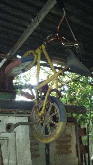 Bicicleta infantil usada con rueditas