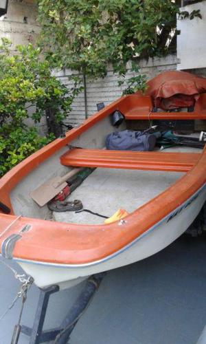 Bote pescador impecable