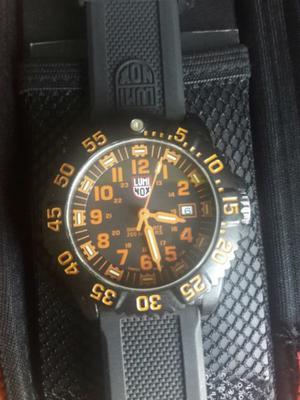 Reloj Luminox  con papeles