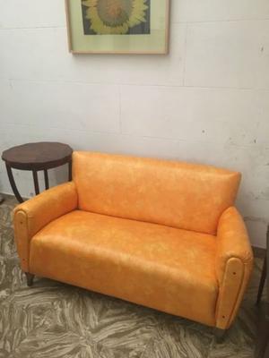 Sillón naranja recién tapizado