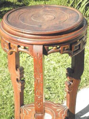 Antiguo pedestal de madera, estilo imperio