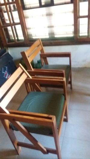 Escritorio, tablero y sillas/sillones de pinotea