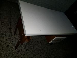 Mesa de madera maciza con formica