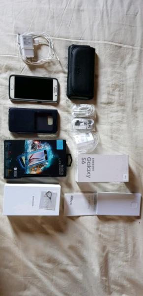 Samsung galaxy S6 con varios accesorios