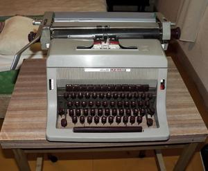 Máquina de escribir con mesa