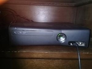 Xbox 360 con 2 controles y Fifa 17