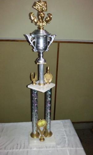 trofeo de truco de 72 cm de alto c/u $ 450