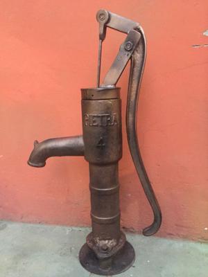 Antigua bomba de agua marca Pietra