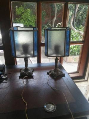 Antiguas lámparas de bronce y vidrio.