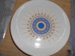 Cuatro platos de cerámica decorados. 25 cm diámetro