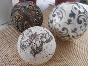Tres bolas decorativas