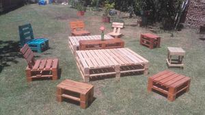 Mesas y sillones hecho de palets