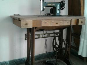 Antigua máquina de coser Necchi excelente