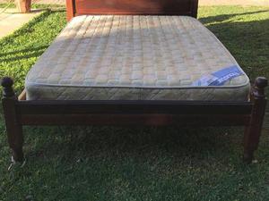 Cama de algarrobo (2 plazas) con colchón. Excelente estado