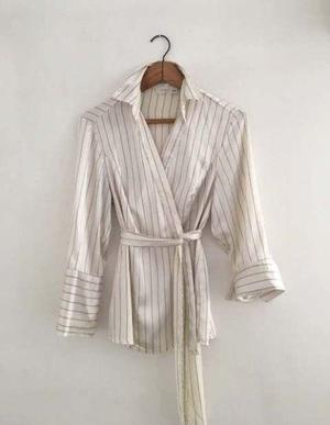 120 Camisa de seda, talle medio, no se rebaja ni permuta.