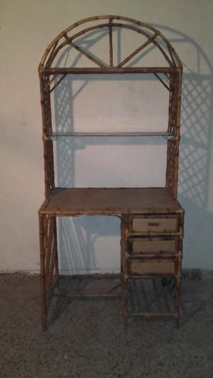 Antiguo mueble de mimbre,escritorio con estantes de