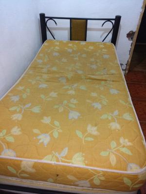 Se vende cama con colchón 1 1/2