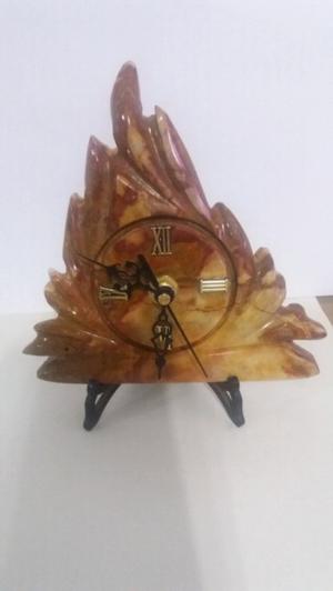Reloj de onix con forma de hoja