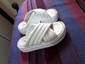 Vendo sandalias blancas impecables