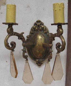 Aplique de bronce fundido de 2 Luces, con caireles antiguo.