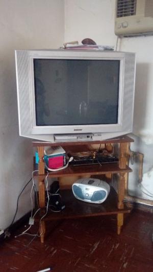 Mesa y televisor